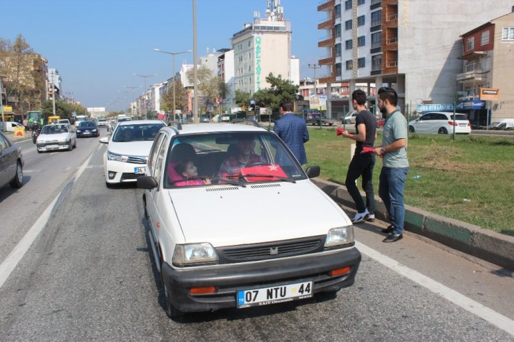 İstanbul yolundaki sürücülere Türk Bayrağı dağıttılar