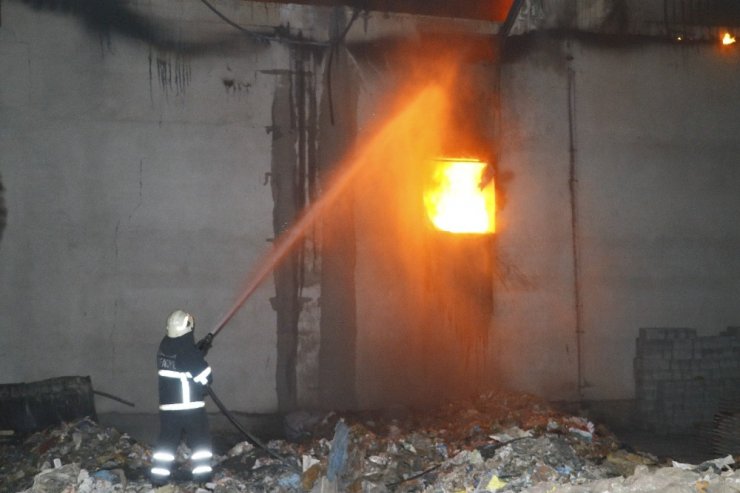 Adana’da plastik fabrikasında yangın