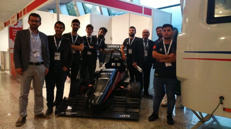 Düzce Üniversitesi öğrencilerinin yaptığı araç fuarda yoğun ilgi gördü