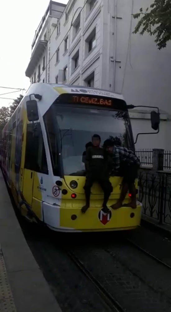 Tramvaya asılan çocukların tehlikeli yolculuğu yürekleri ağza getirdi