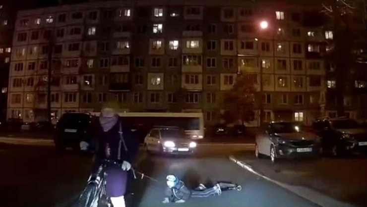 Rusya’da çocuğunu bisikletine bağlayan anne tepki çekti