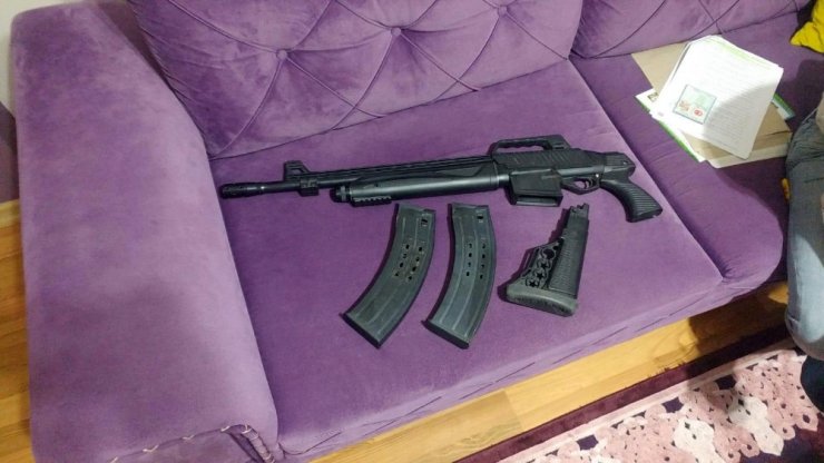 İstanbul merkezli 10 ilde silah kaçakçılığı operasyonu: 4’ü polis 75 gözaltı
