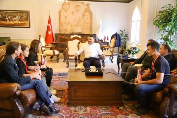 Başkan Arı, atlı okçuluk Türkiye şampiyonasında dereceye giren sporcular ile görüştü