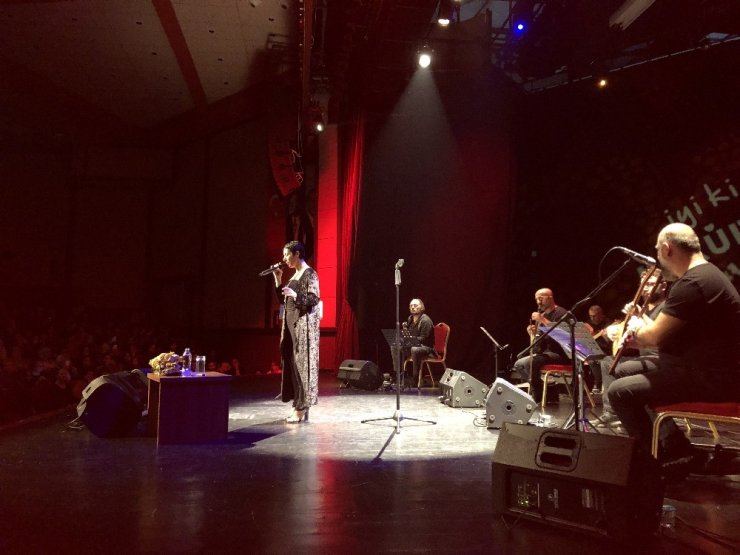 Sanatçı Gülay; “Ben sadece halk müziği söylemiyorum, batı müziği de söylüyorum. Rap’i de seviyorum”