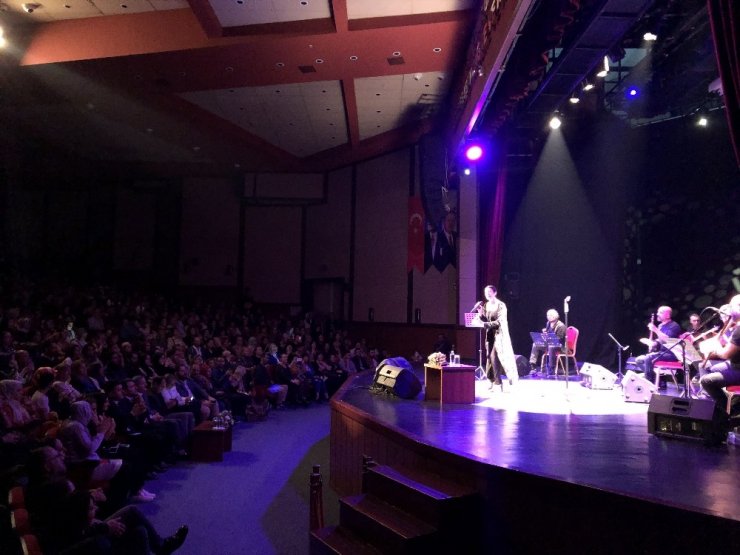 Sanatçı Gülay; “Ben sadece halk müziği söylemiyorum, batı müziği de söylüyorum. Rap’i de seviyorum”