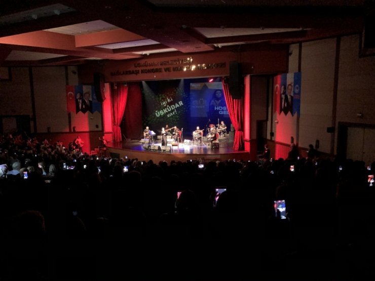 Sanatçı Gülay; “Ben sadece halk müziği söylemiyorum, batı müziği de söylüyorum. Rap’i de seviyorum”