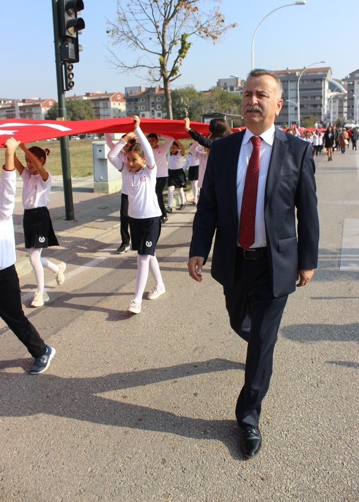 Öğrenciler 400 metrelik Türk bayrağını böyle taşıdı