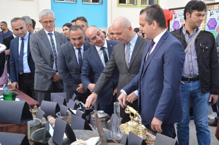 Sarayköy’de 30 proje ile ‘TÜBİTAK 4006 Bilim Fuarı’ açıldı