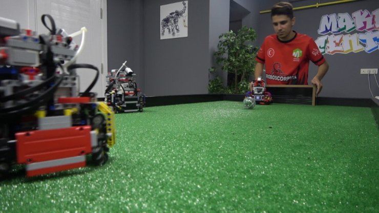 Yerli ve milli yapay zekaya sahip futbol oynayan robot yaptılar