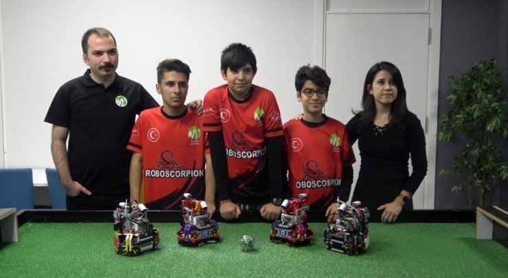 Yerli ve milli yapay zekaya sahip futbol oynayan robot yaptılar