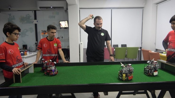 Yerli ve milli yapay zekaya sahip futbol oynayan robot yaptılar