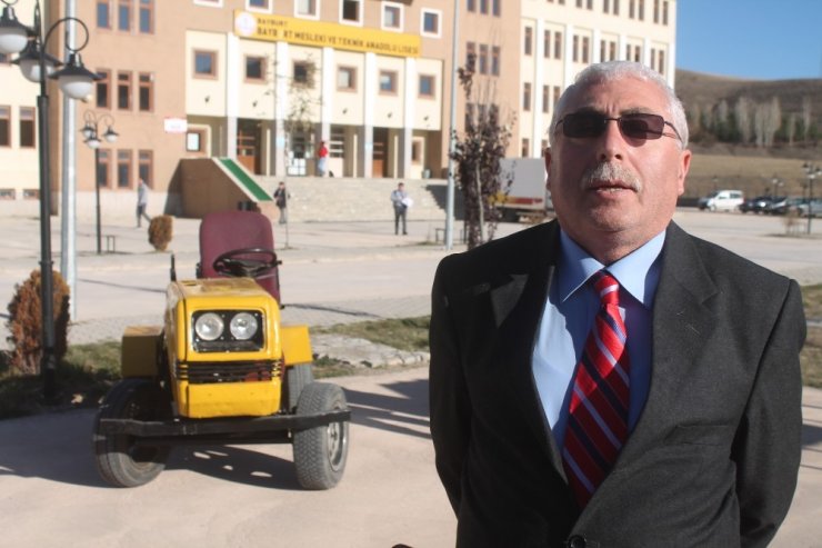 Lise öğrencileri hurdalardan mini traktör imal etti