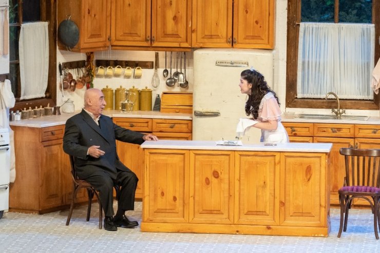 Usta oyuncu Şener Şen ’Zengin Mutfağı’ ile sahnede