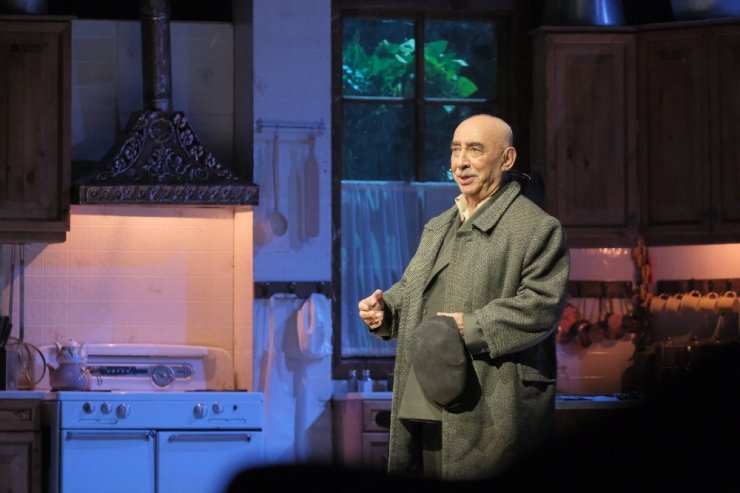 Usta oyuncu Şener Şen ’Zengin Mutfağı’ ile sahnede