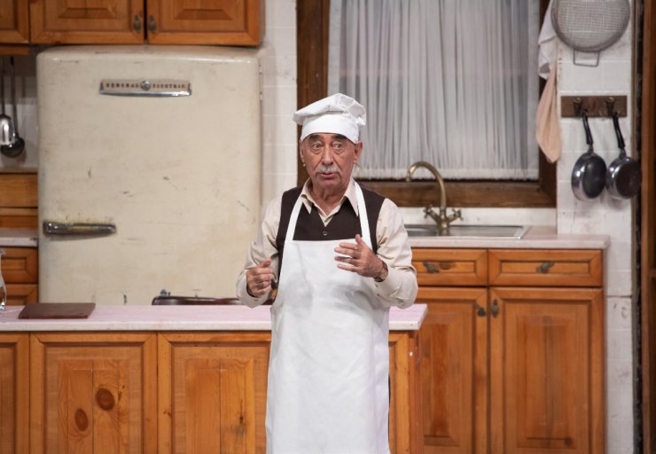 Usta oyuncu Şener Şen ’Zengin Mutfağı’ ile sahnede