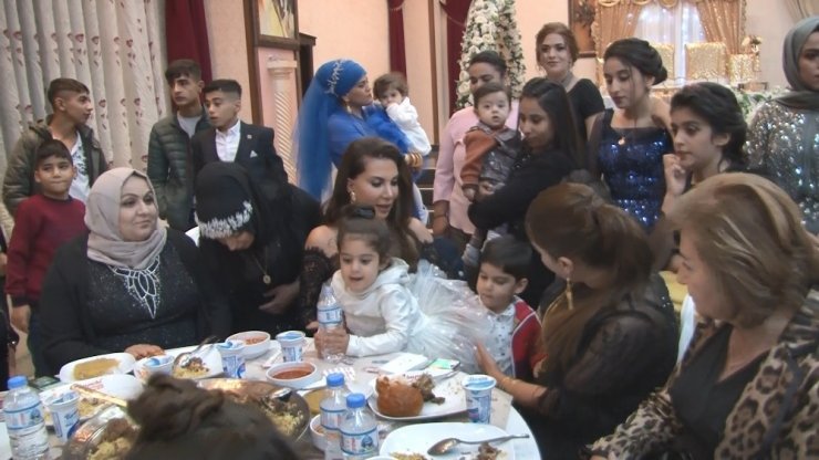 Sanatçı Ebru Yaşar kayınbiraderinin düğününde halay çekti