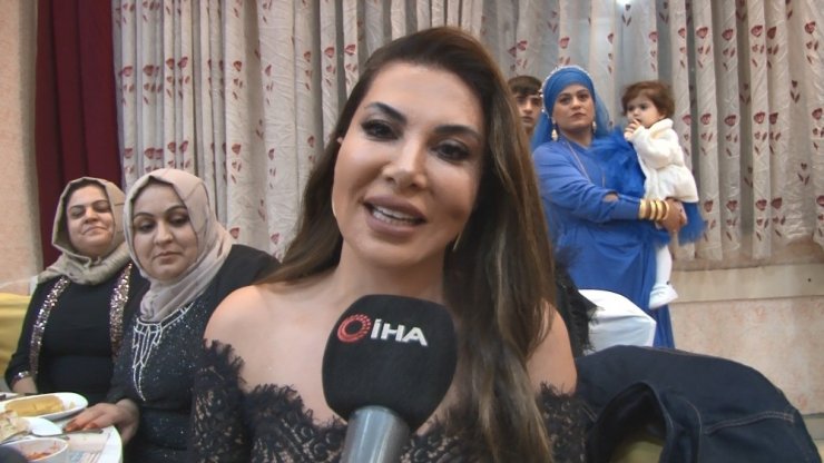 Sanatçı Ebru Yaşar kayınbiraderinin düğününde halay çekti