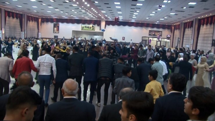 Sanatçı Ebru Yaşar kayınbiraderinin düğününde halay çekti