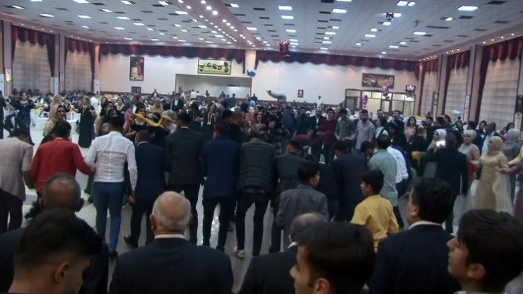 Ebru Yaşar halaya çıktı, dolarlar havada uçuştu