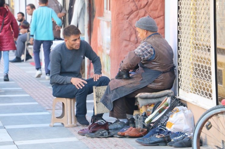 Rus saldırısından kaçan Özbek Türkü, Suriye sınırında ayakkabı boyacılığı yapıyor