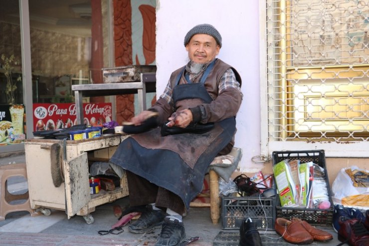 Rus saldırısından kaçan Özbek Türkü, Suriye sınırında ayakkabı boyacılığı yapıyor