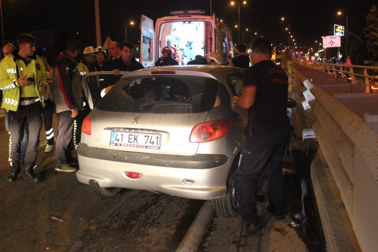 Kocaeli’de otomobil kamyonete çarptı: 2 yaralı