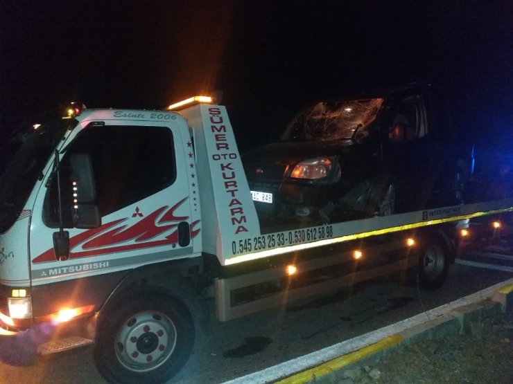 Beyşehir’de hafif ticari araç devrildi: 3 yaralı