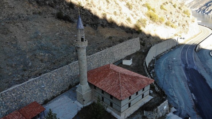 Sular altında kalmasına izin verilmeyen tarihi cami ve türbeler ziyaretçilerini bekliyor