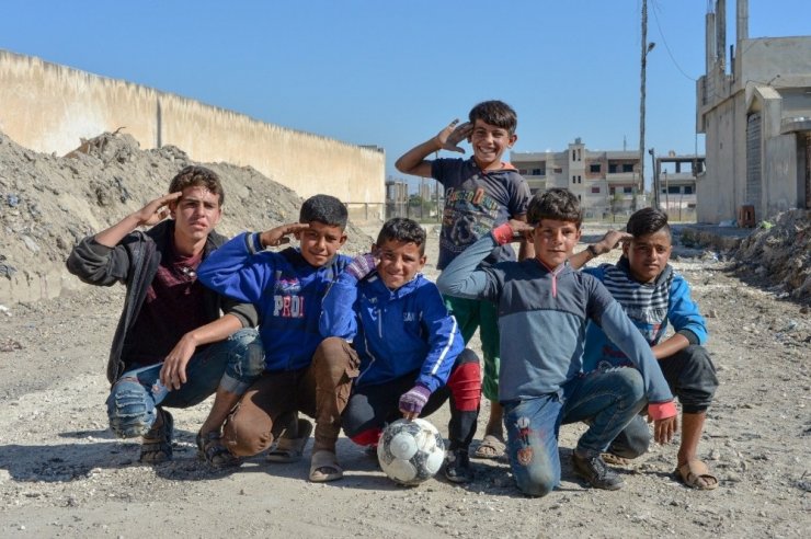 Türk askeri Rasulaynlı çocukların yanında
