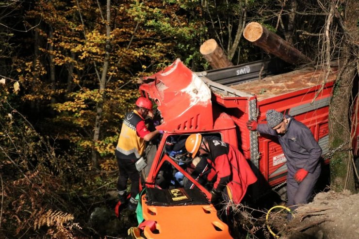 Kontrolden çıkan kamyon ormana uçtu: 2 yaralı