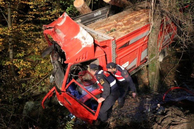 Kontrolden çıkan kamyon ormana uçtu: 2 yaralı
