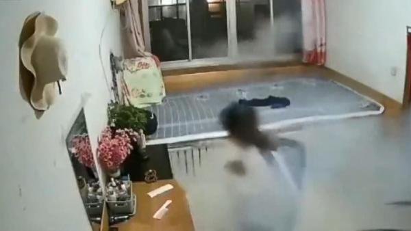 Çin’de ısıtmalı yatağın patlama anı kamerada