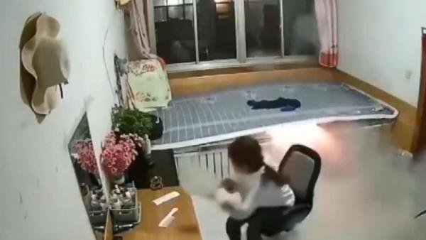 Çin’de ısıtmalı yatağın patlama anı kamerada