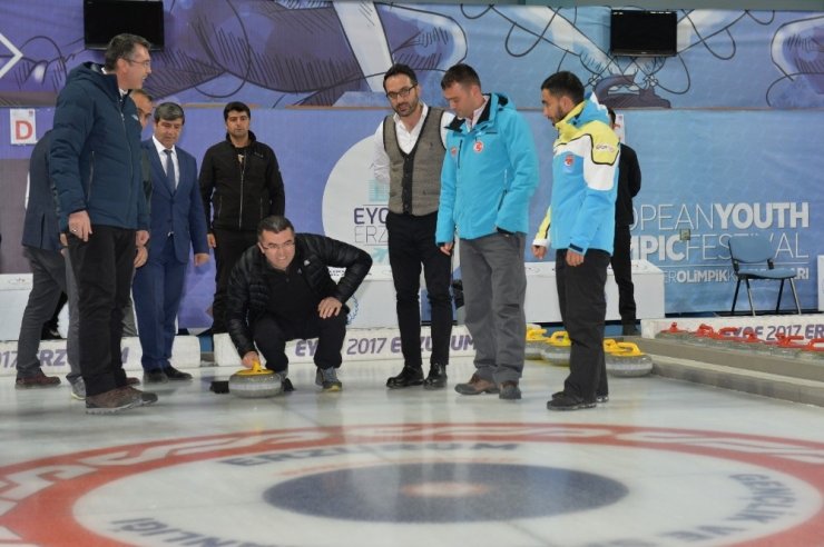 Protokol üyeleri ile ’Tekerlekli Sandalye Curling Milli Takımı’ hazırlık maçı yaptı