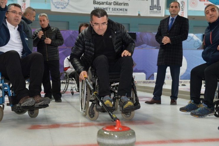 Protokol üyeleri ile ’Tekerlekli Sandalye Curling Milli Takımı’ hazırlık maçı yaptı