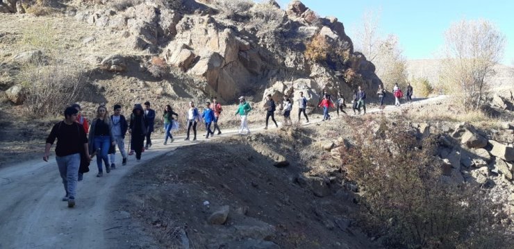 İran sınırında doğa yürüyüşü
