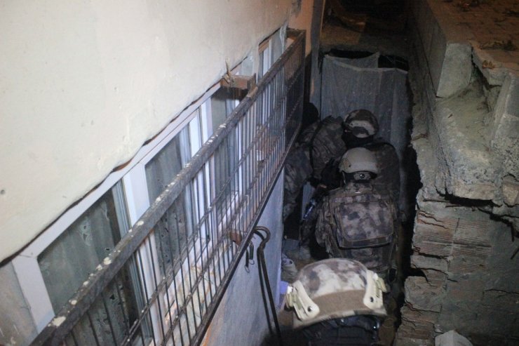Başakşehir’de uyuşturucu operasyonu 25 kişi gözaltı