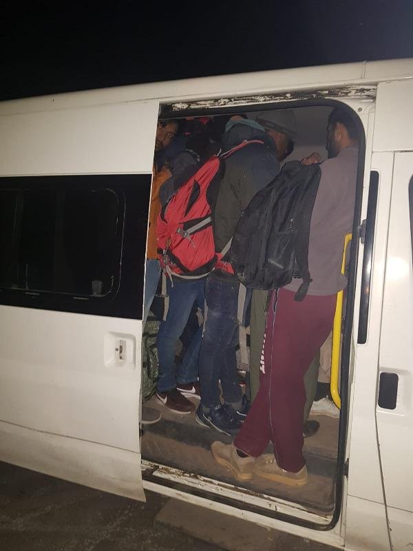 Kovalamacada durdurulan minibüslerden 69 kaçak göçmen çıktı