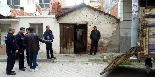 Evdeki büyükbaşların tahliyesinde arbede; 2 polis yaralandı