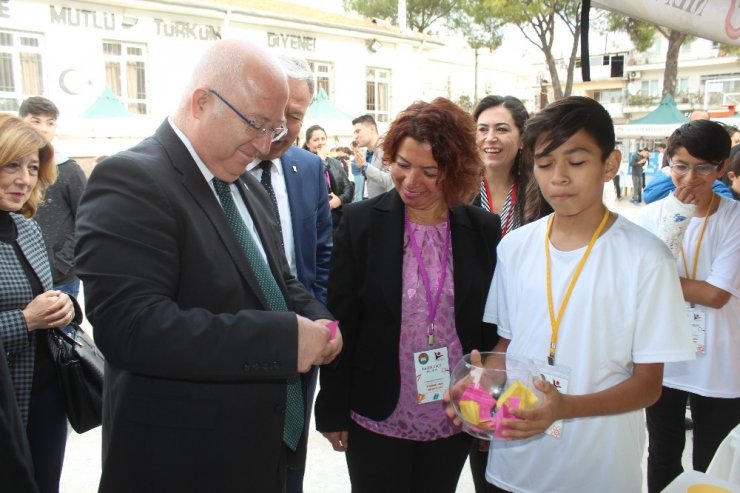 Öğrenciler bilim fuarı ile projelerini tanıttı
