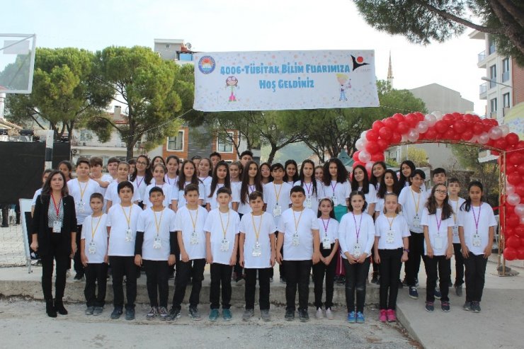 Öğrenciler bilim fuarı ile projelerini tanıttı