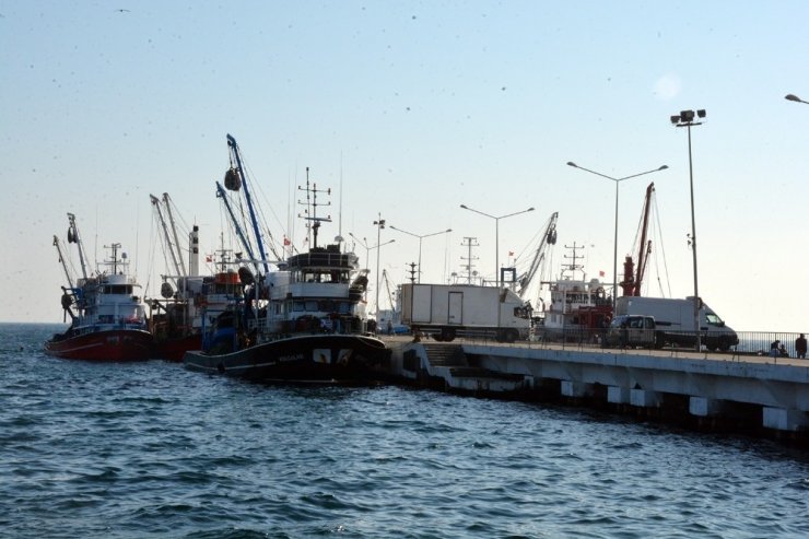 Balıkçılar iskelede avlanma saatini bekliyor