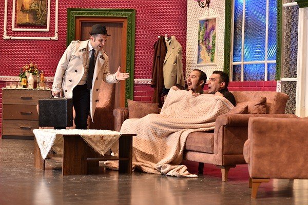 Komik Para adlı oyun İzmirlileri kahkahaya boğuyor