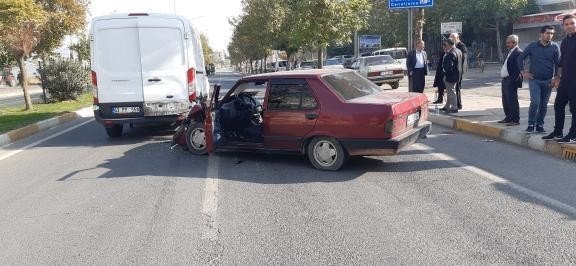 Otomobil ile minibüs çarpıştı: 2 yaralı