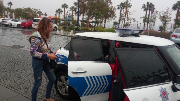 Antalya’da aşırı alkollü Rus kadına polis yardımı