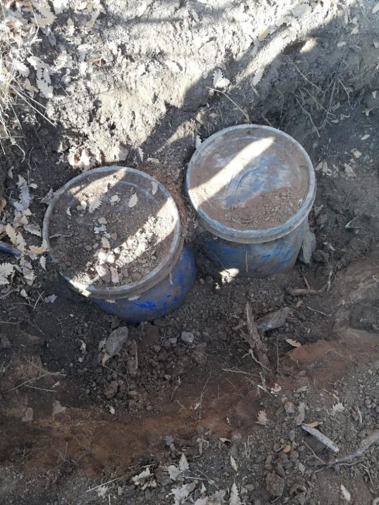 Bitlis’te PKK’ya ait patlayıcı ve gıda malzemesi ele geçirildi