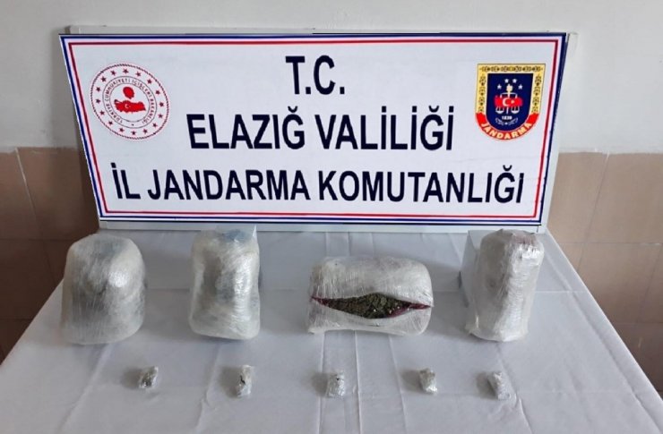 Elazığ’da uyuşturucu tacirleri 5 kilo esrarla yakalandı