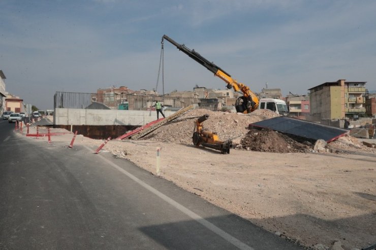 Karakoyun Köprülü Kavşağı’nda üst geçit çalışmaları sürüyor