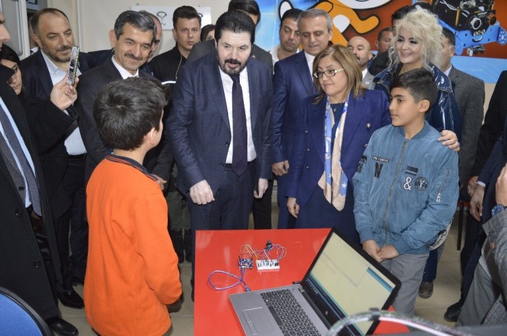 Şahin ve Belediye Başkanlarından kodlama eğitimi alan öğrenciler ziyaret