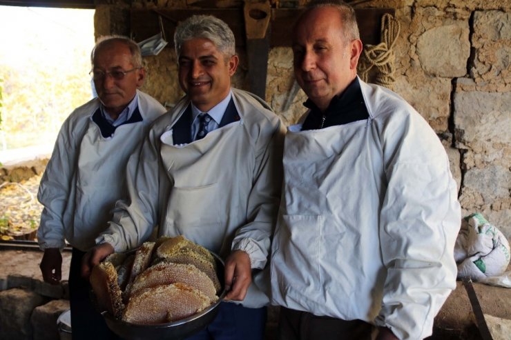 Bitlis’te karakovan balının hasadına başlandı